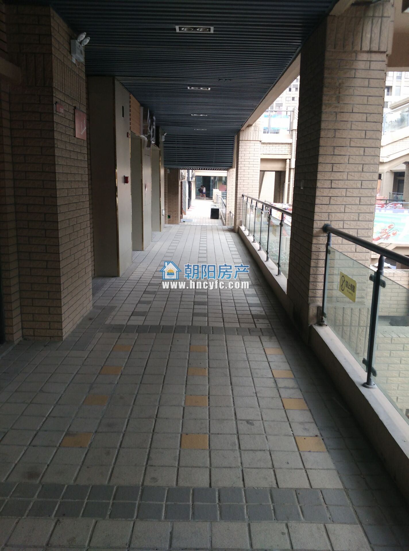 龙湖中心 24平 简装商铺 民用水电_4