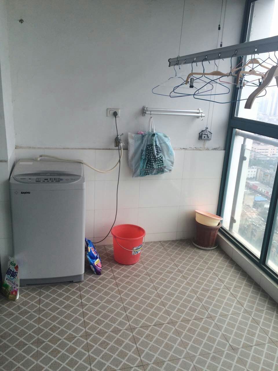 家乐福精装2/2/1 家电家具全留 带车位有学区出售_6