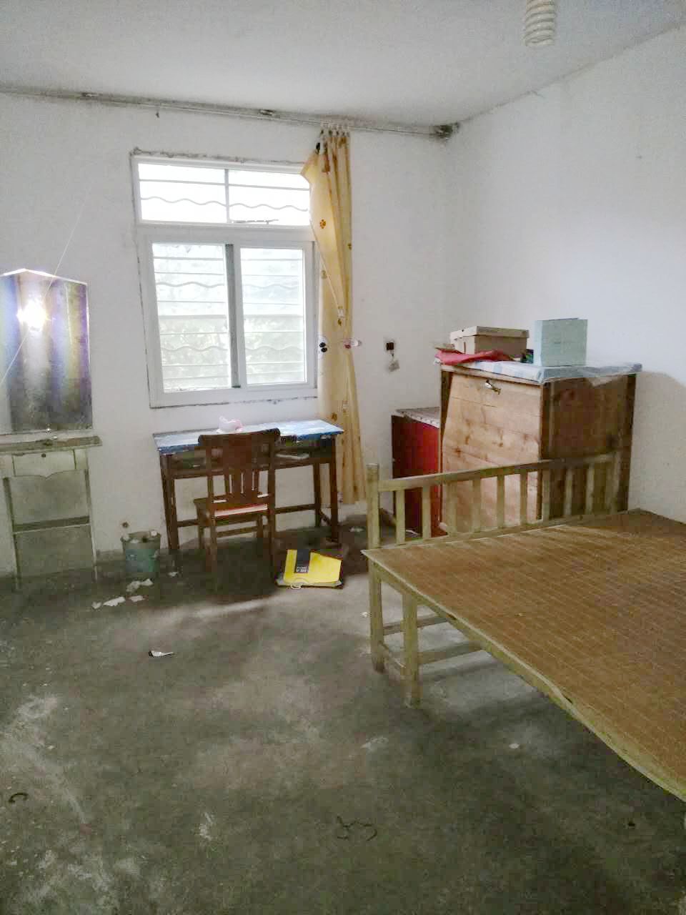 洞泉小区简单装修60平方有院子_3