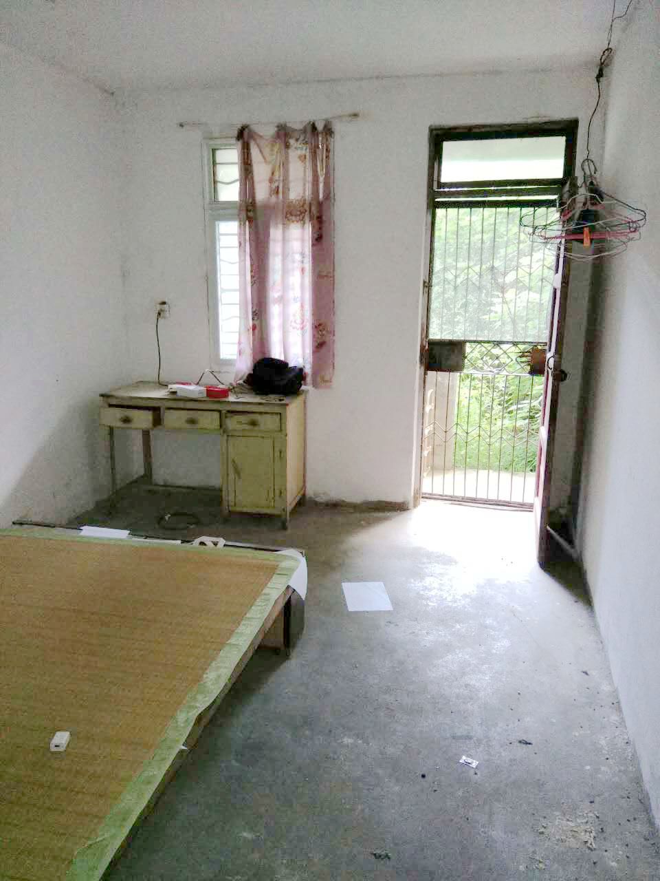 洞泉小区简单装修60平方有院子_2