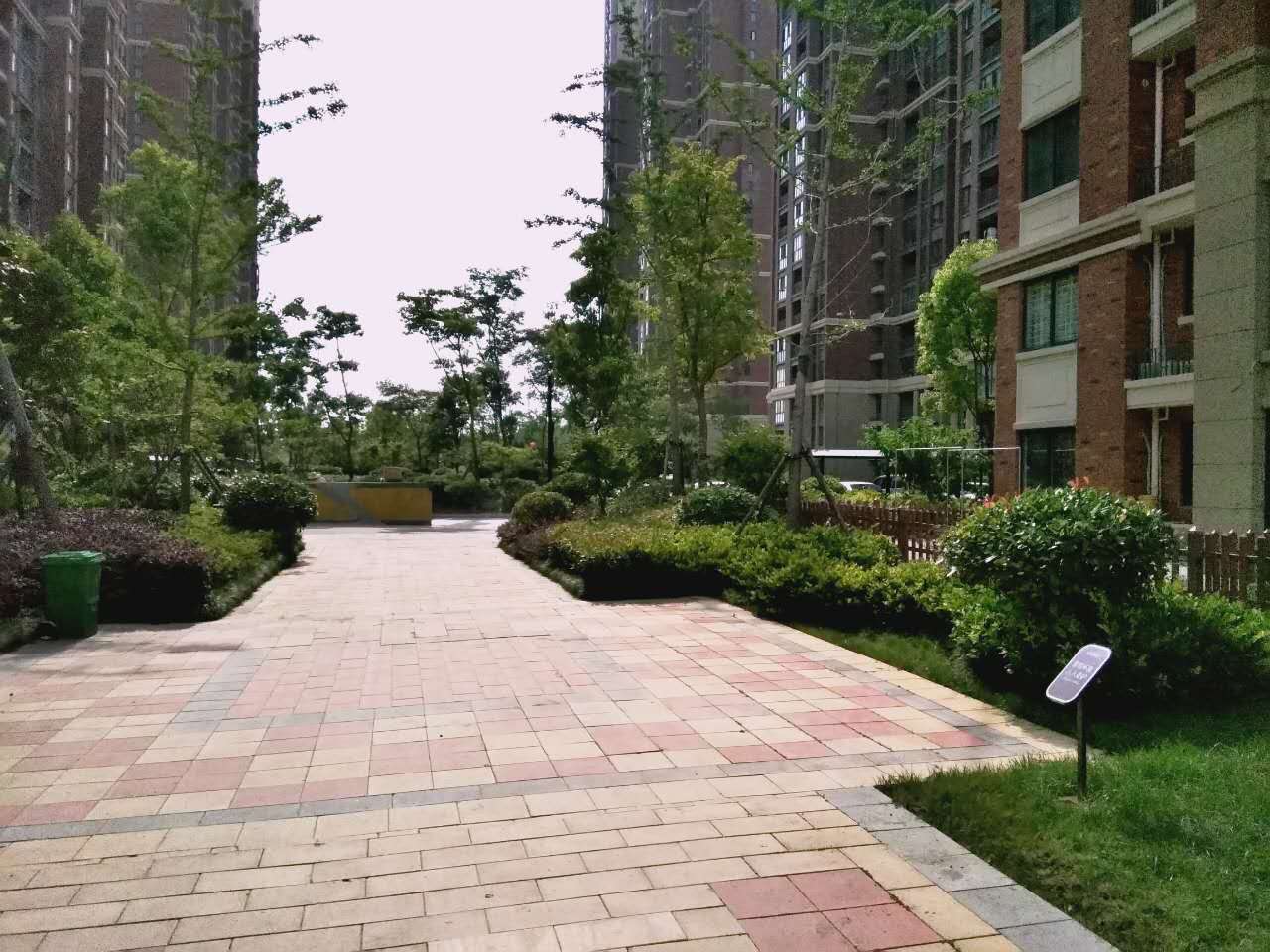 英伦联邦三室简装好房出租_6