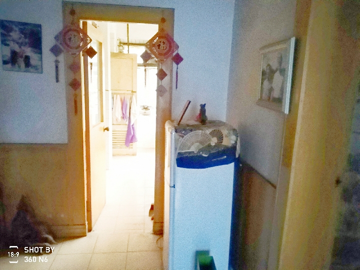 香港街多层三楼住宅69平方三居室简单装修超低价出售_8