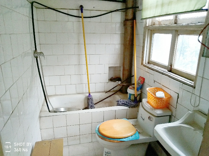 香港街多层三楼住宅69平方三居室简单装修超低价出售_6