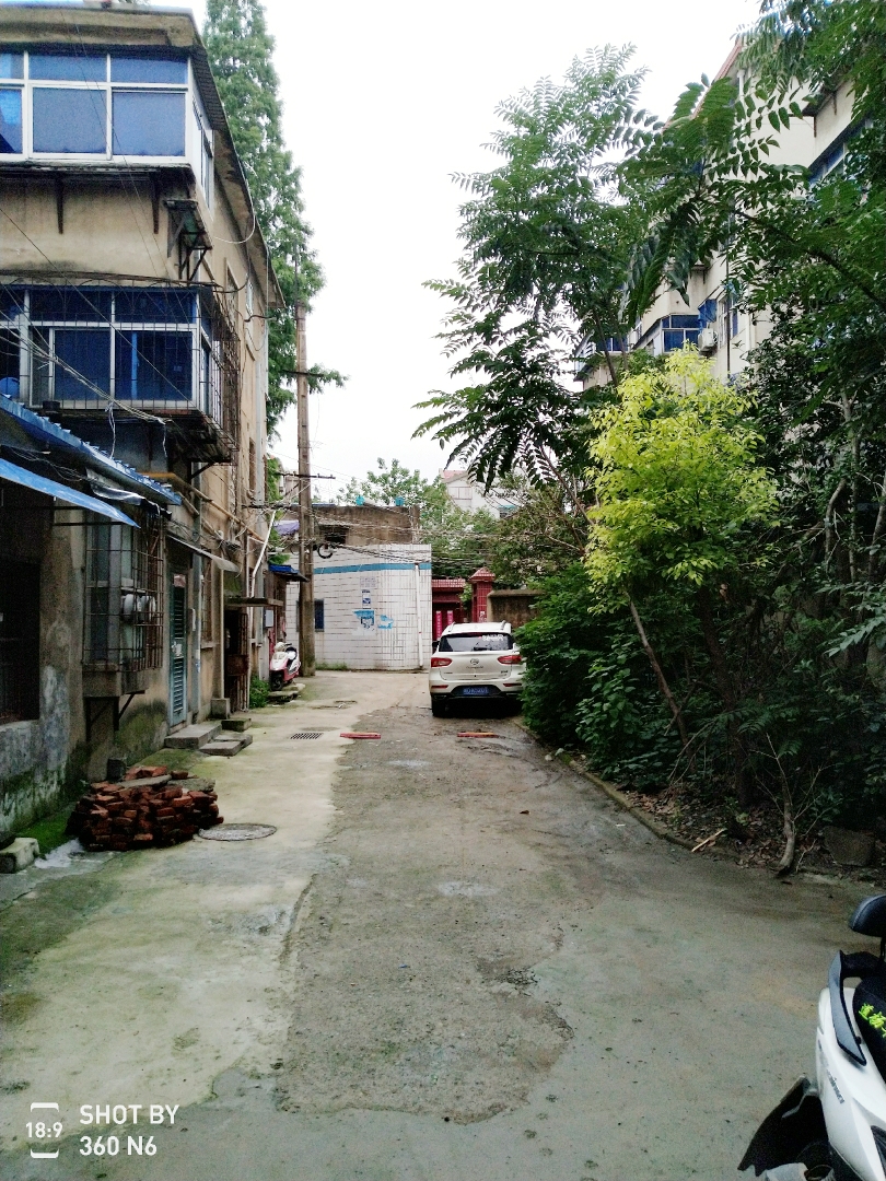 香港街多层三楼住宅69平方三居室简单装修超低价出售_9