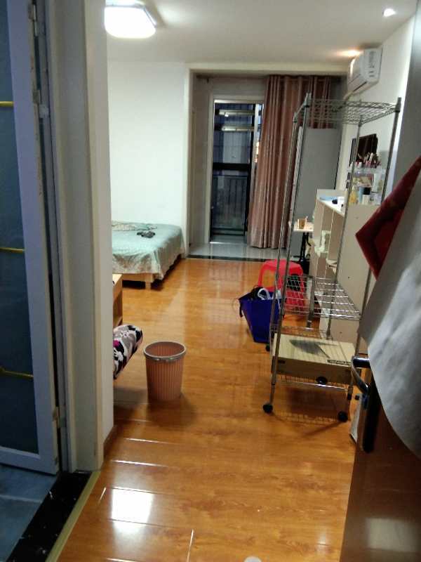 汇金广场9层朝西精装修小公寓低价出租
