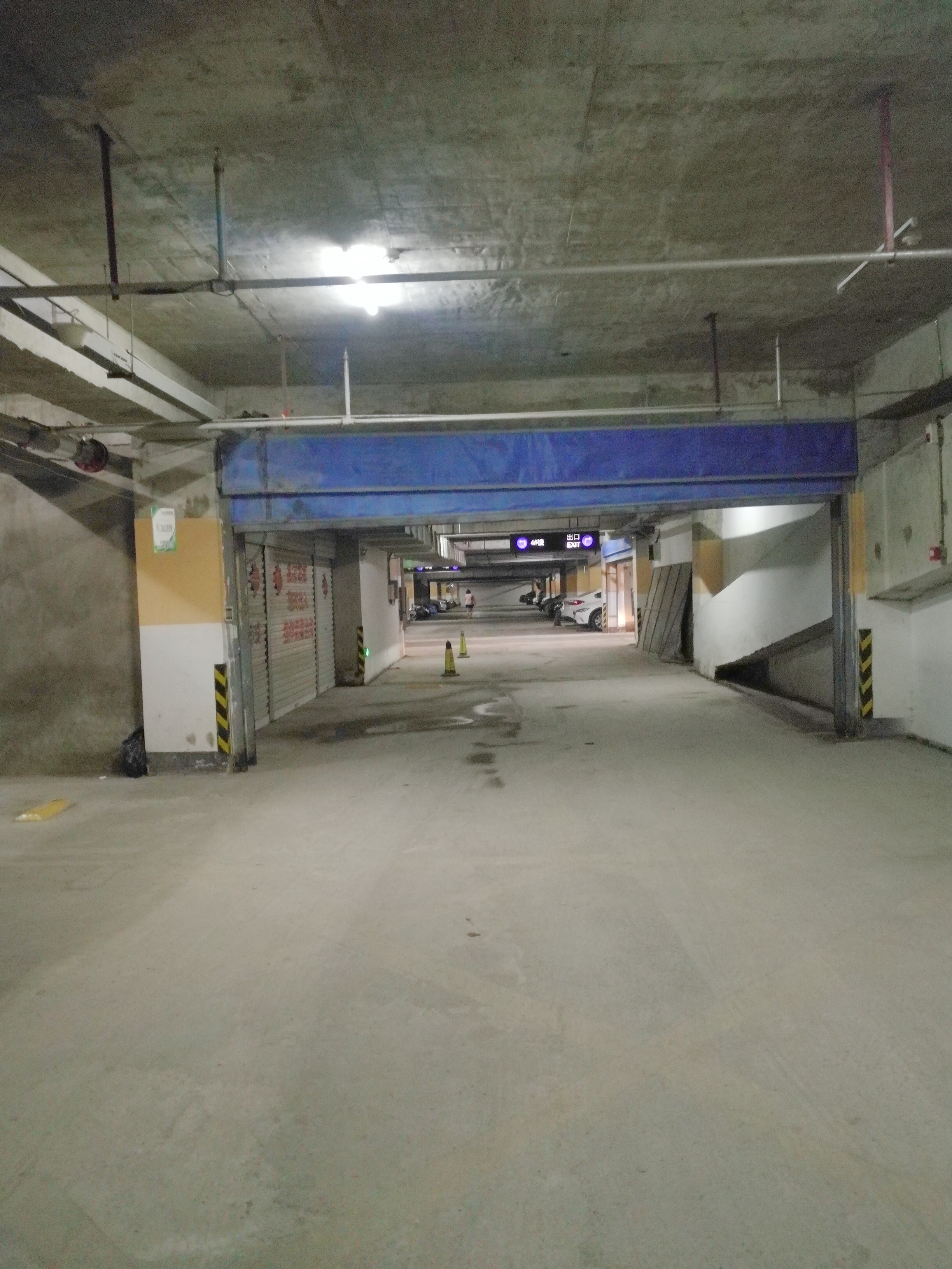 龙湖中心位于学院南路东地下封闭车库_2