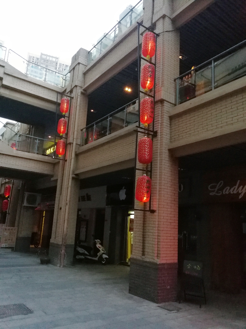 龙湖中心位于学院南路东商铺_6