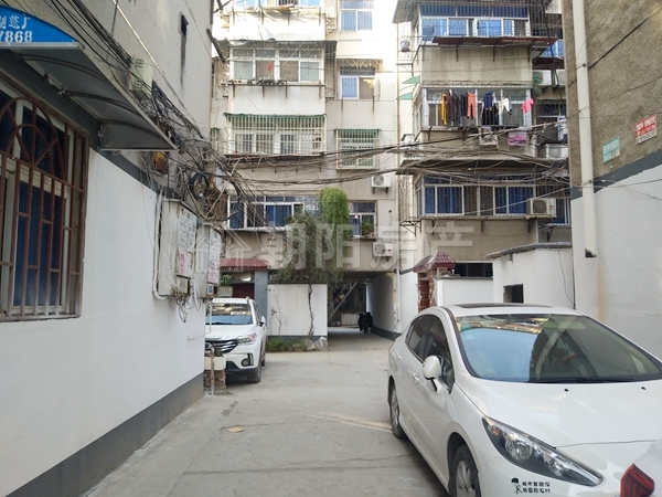 香港街花园小区有装修101平米3房2厅低价出售_8