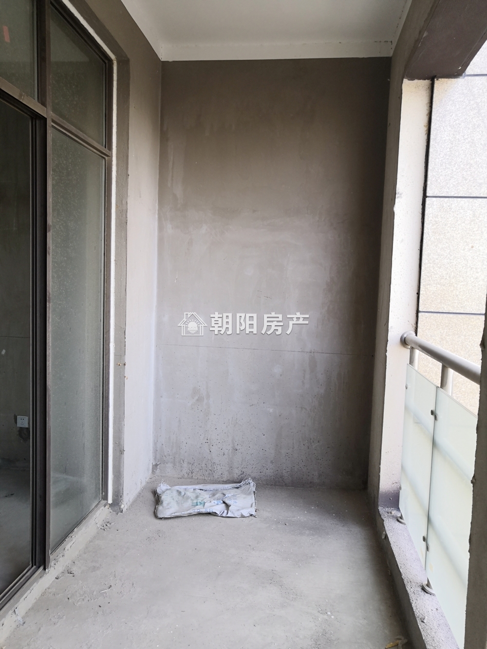 金融世家 143平 朝南四室二厅 毛坯低楼层 5300元/平
