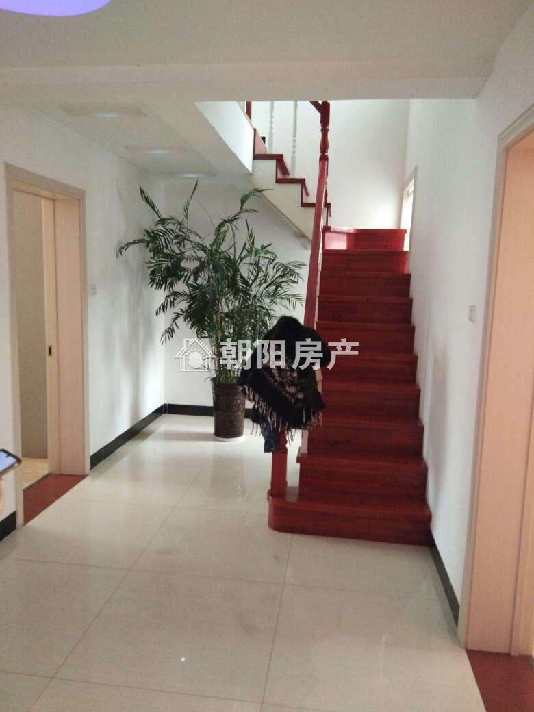 卧龙山庄东区 125平 南向精装三室 交通便利 采光好