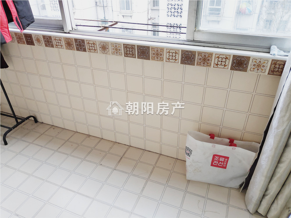 前锋花园 79平 南向两居 满两年 精装修 交通便利
