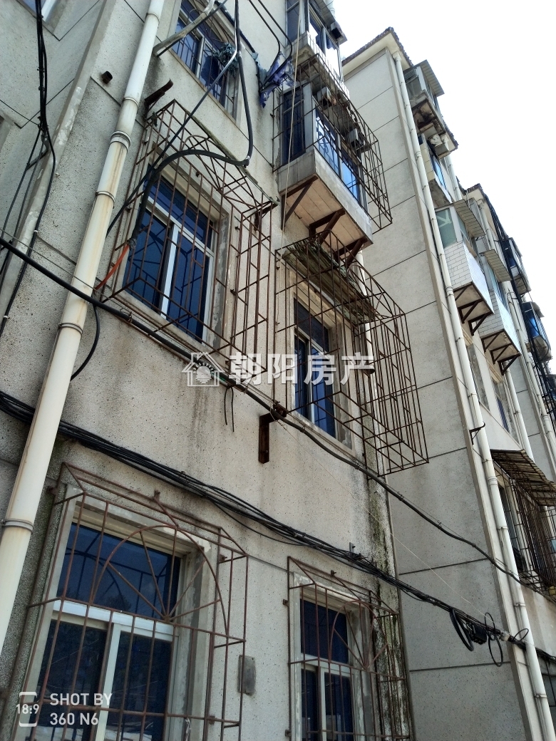 医药公司家属楼 70平 东向采光好三室 交通便利 配套齐全