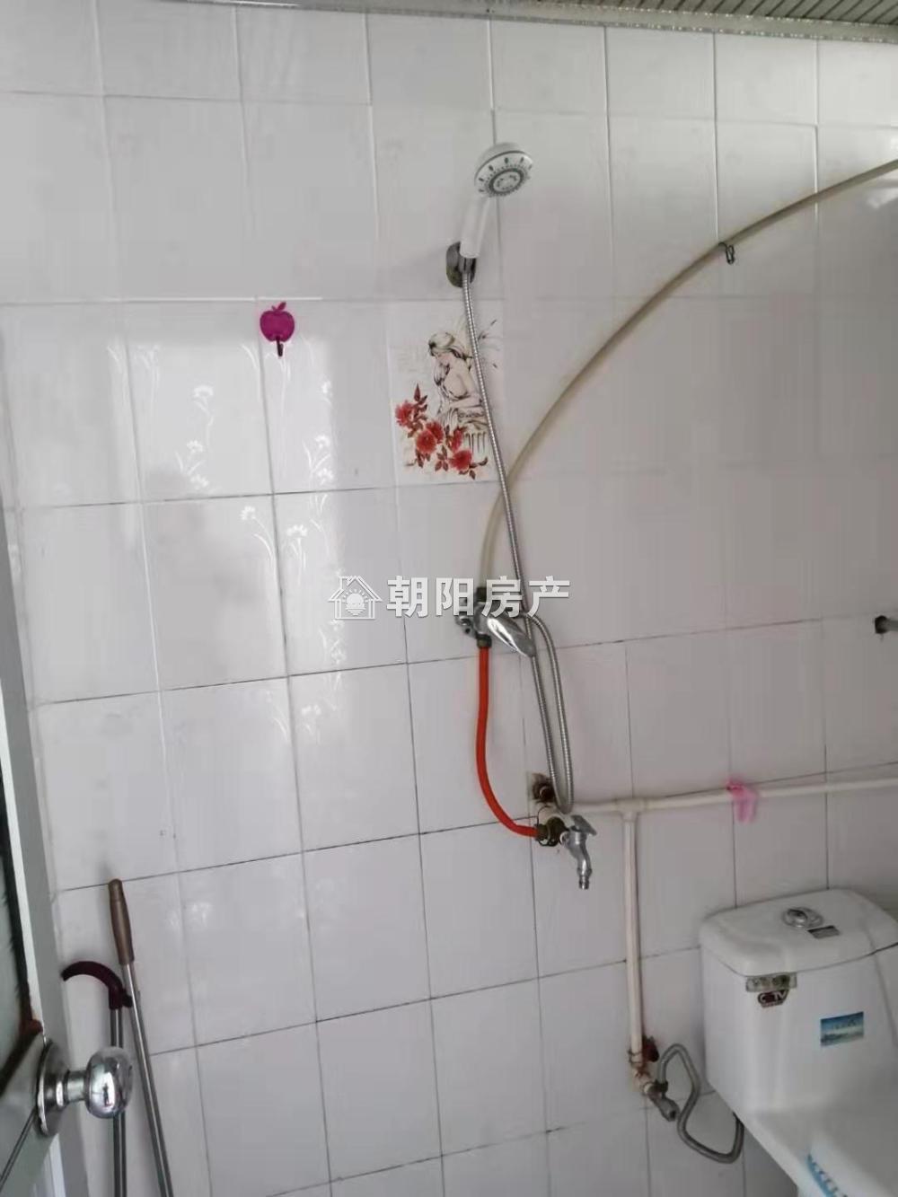 医药公司家属楼 70平 东向采光好三室 交通便利 配套齐全