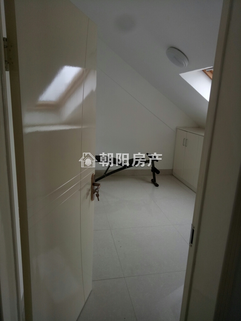 金沃商厦 140平 朝南四室两厅 满两年 交通便利 普装