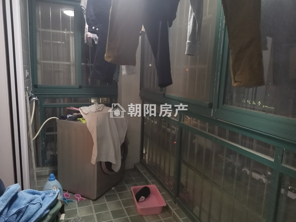 金丰易居三期 81平 朝南精装两室 满两年 交通便利