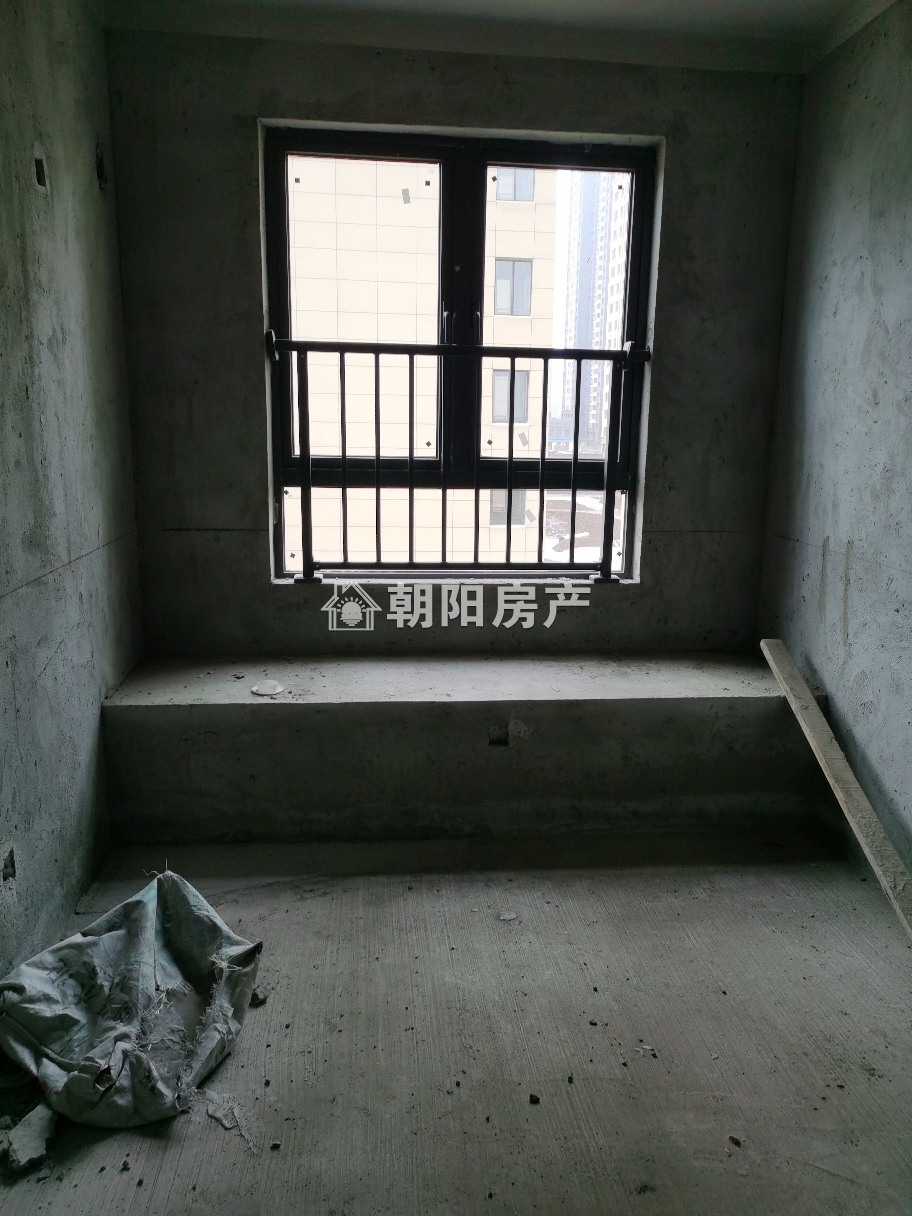 金地天悦 138平 南向四室一卫 交通便利 毛坯