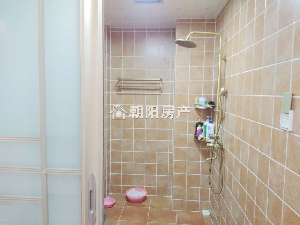 英伦联邦 119平 南向精装三室 交通便利 配套齐全