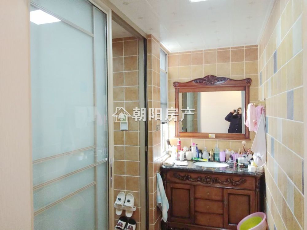 英伦联邦 119平 南向精装三室 交通便利 配套齐全
