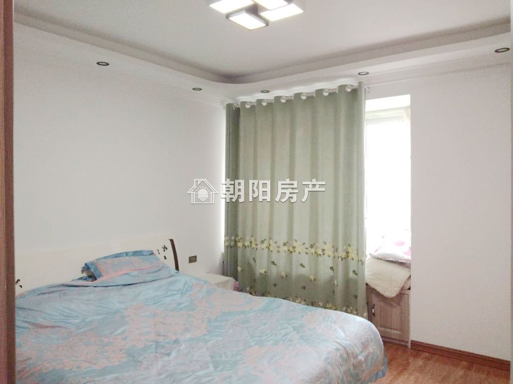 英伦联邦 119平 南向精装三室 交通便利 配套齐全