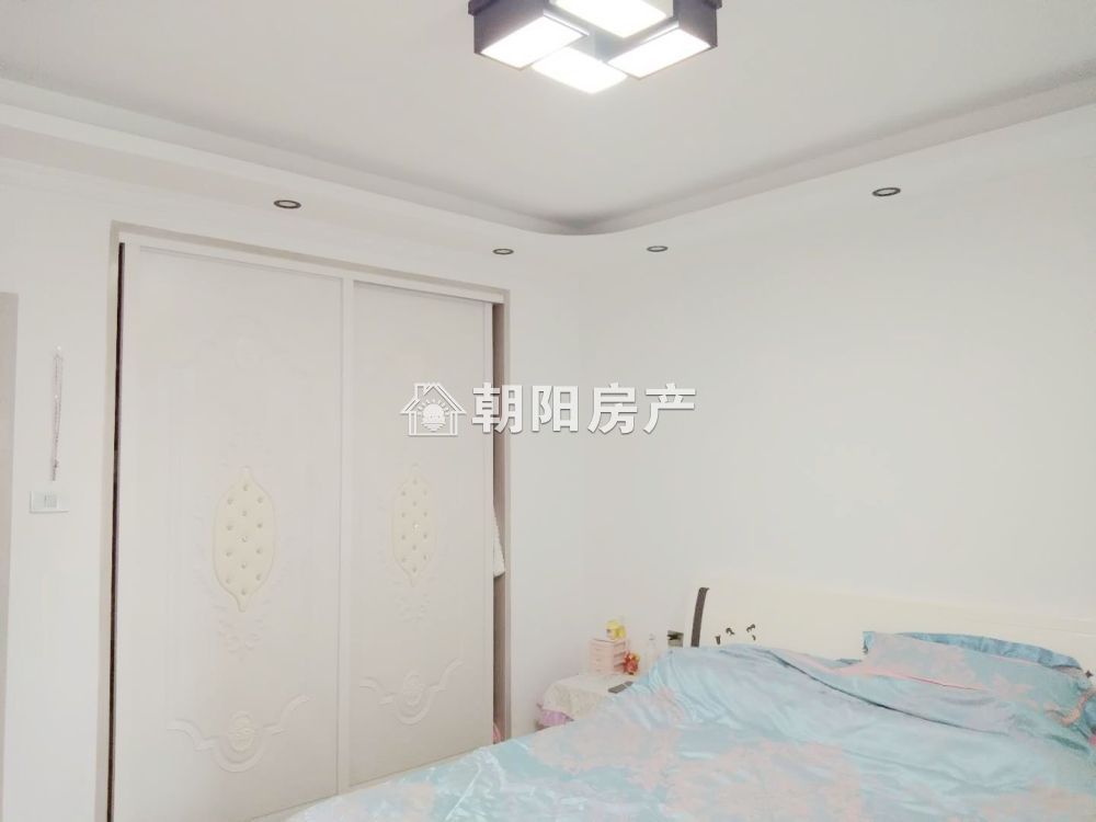 英伦联邦 119平 南向精装三室 交通便利 配套齐全