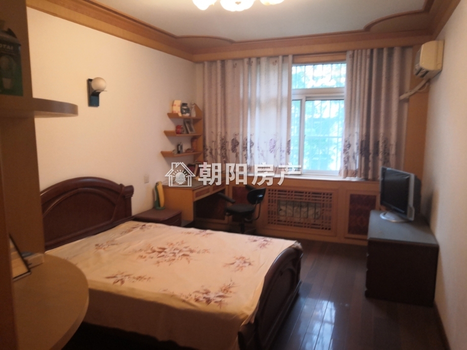 银工家属楼 132平 朝南三室二厅 交通便利 配套齐全