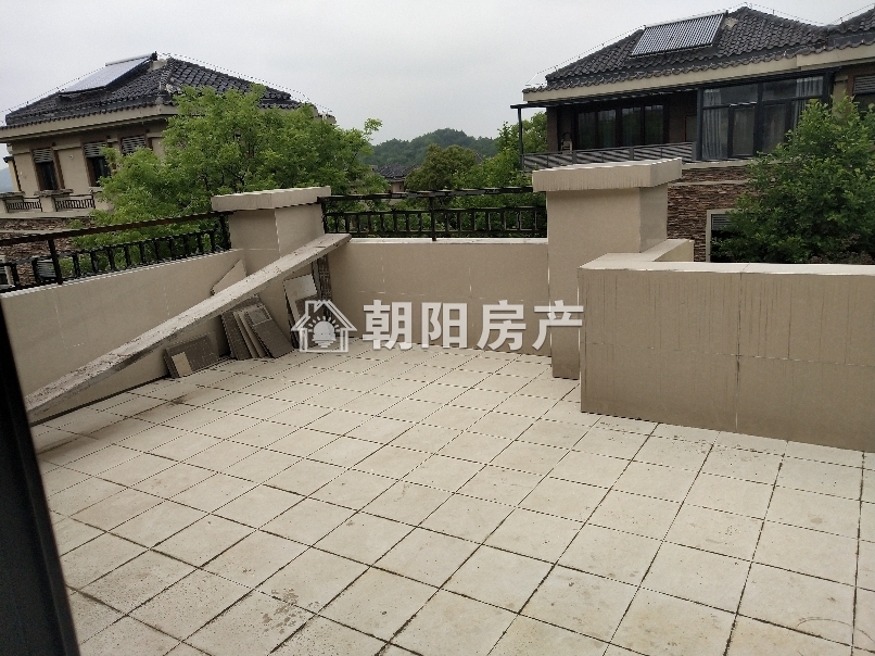泉山湖溪谷别墅 219平 五室两厅南向精装 购物便捷 依山傍湖