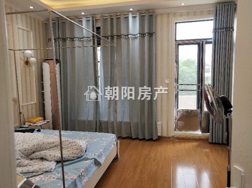 泉山湖溪谷别墅 219平 五室两厅南向精装 购物便捷 依山傍湖
