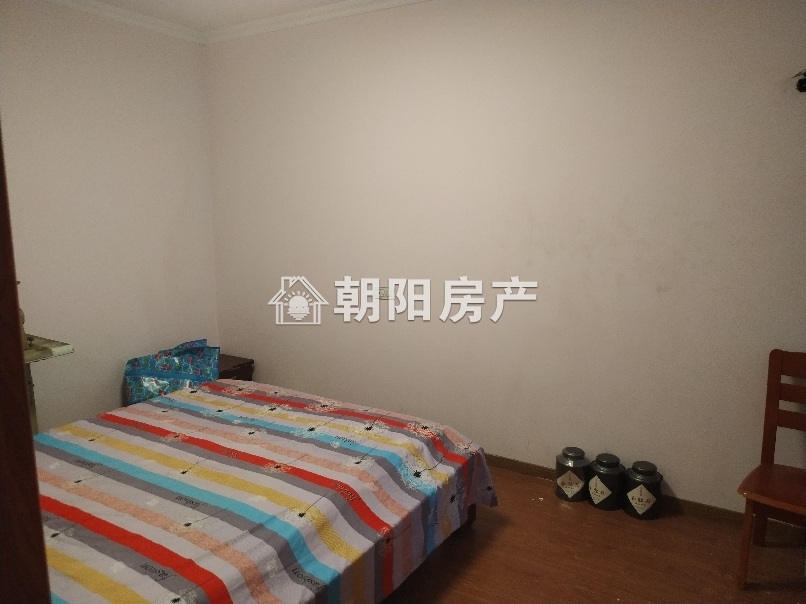财富广场 97平 朝南三室 普装 交通便利 随时看房