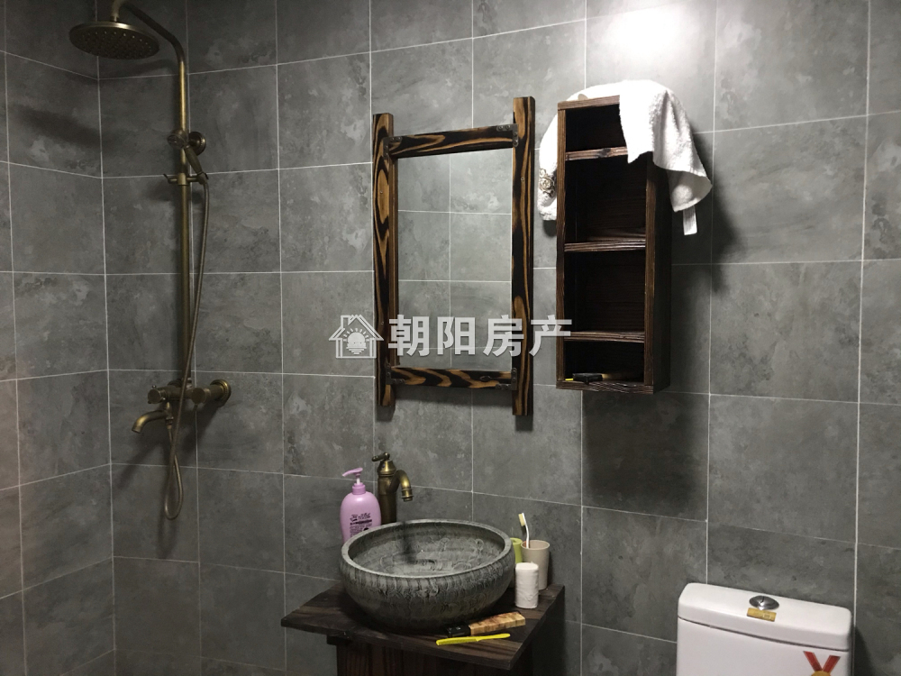英伦联邦 100平 南向精装两居 满两年 交通便利