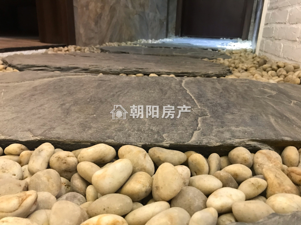 英伦联邦 100平 南向精装两居 满两年 4200元/平