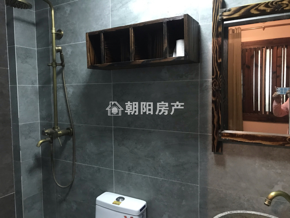英伦联邦 100平 南向精装两居 满两年 交通便利