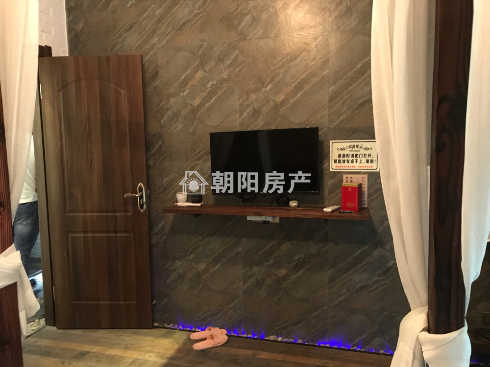 英伦联邦 100平 南向精装两居 满两年 交通便利