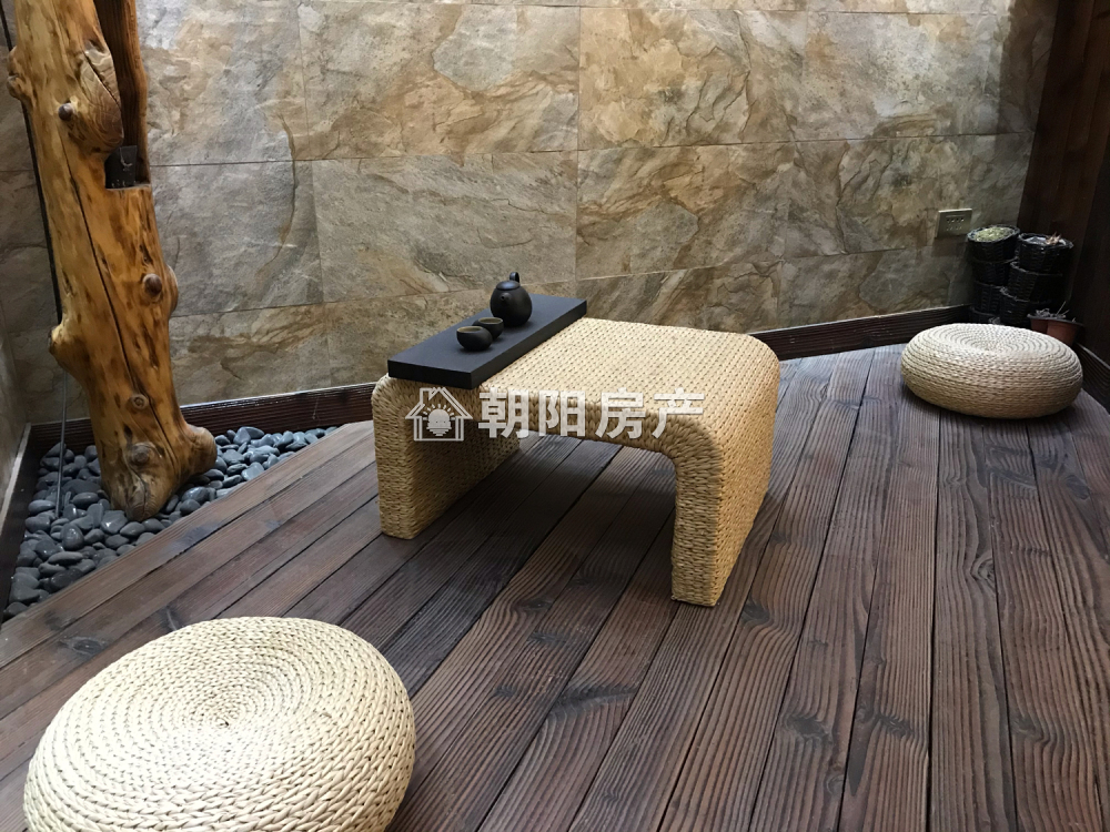 英伦联邦 100平 南向精装两居 满两年 交通便利