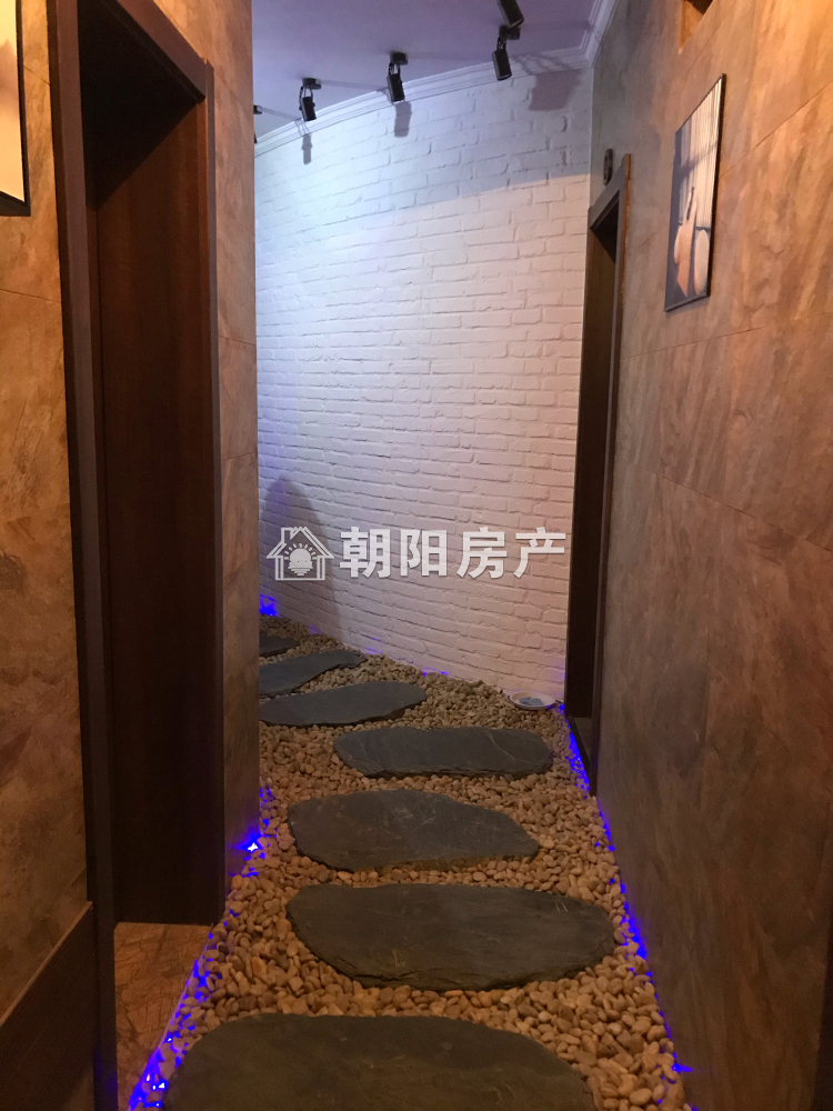 英伦联邦 100平 南向精装两居 满两年 交通便利
