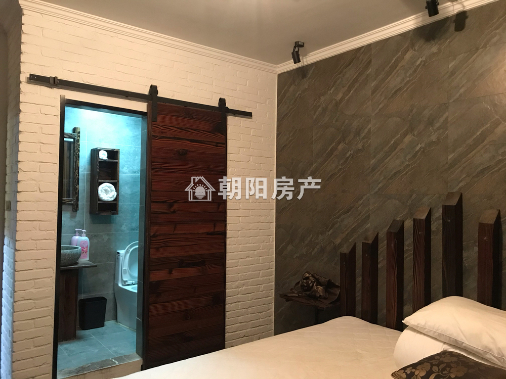 英伦联邦 100平 南向精装两居 满两年 4200元/平
