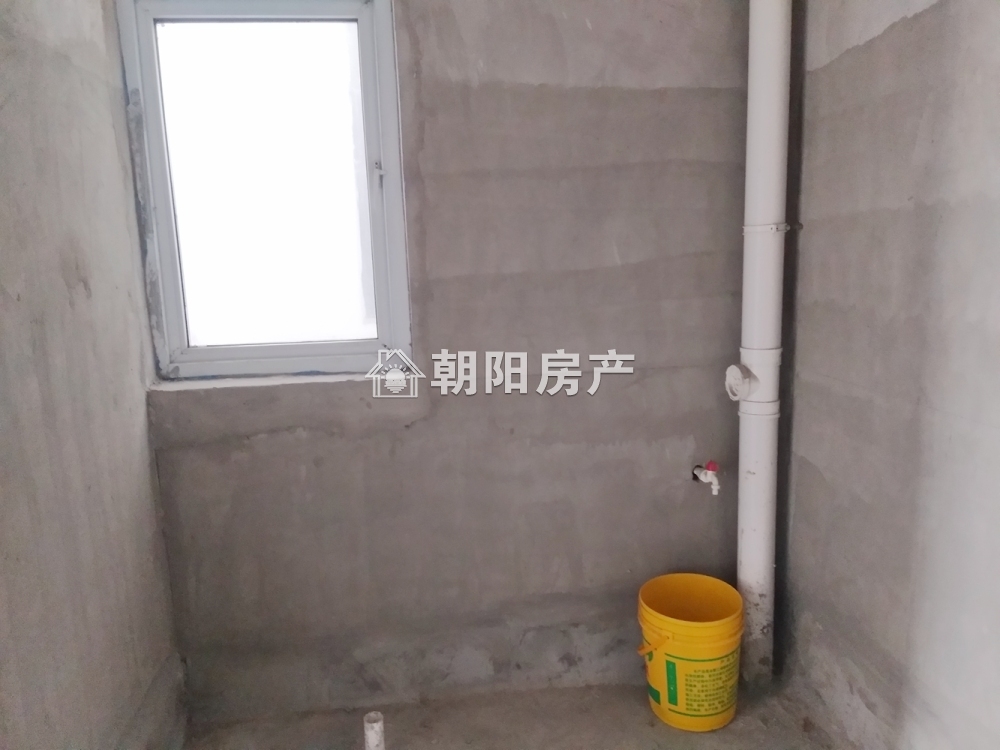 东城国际 136平 南向大三居 毛坯 交通便利