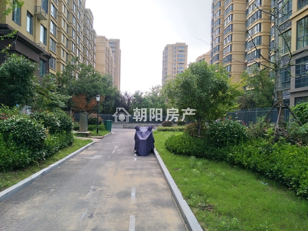 东城国际 136平 南向大三居 毛坯 交通便利