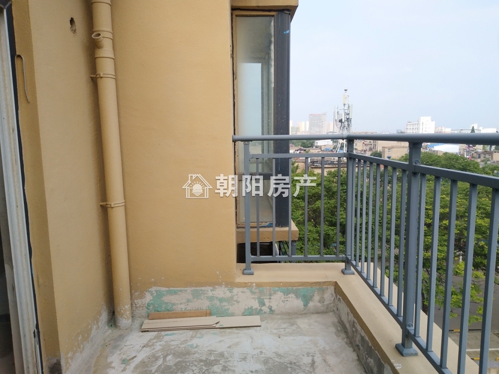 东城国际 136平 南向大三居 毛坯 交通便利
