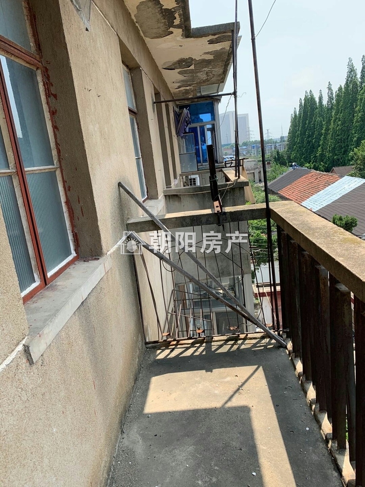 卫校教师楼 62平 朝南两居 满两年 1613元/平