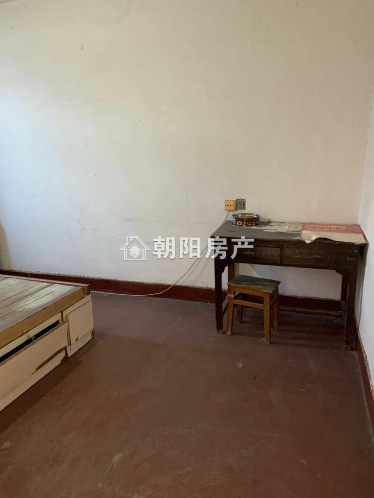 卫校教师楼 62平 朝南两居 满两年 1613元/平