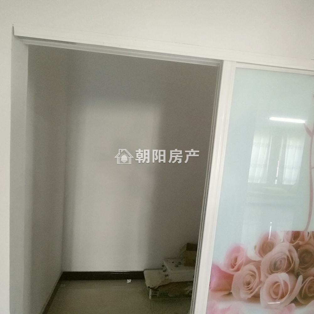 西湖春天 126平 南向三室简装 交通便利 低租金