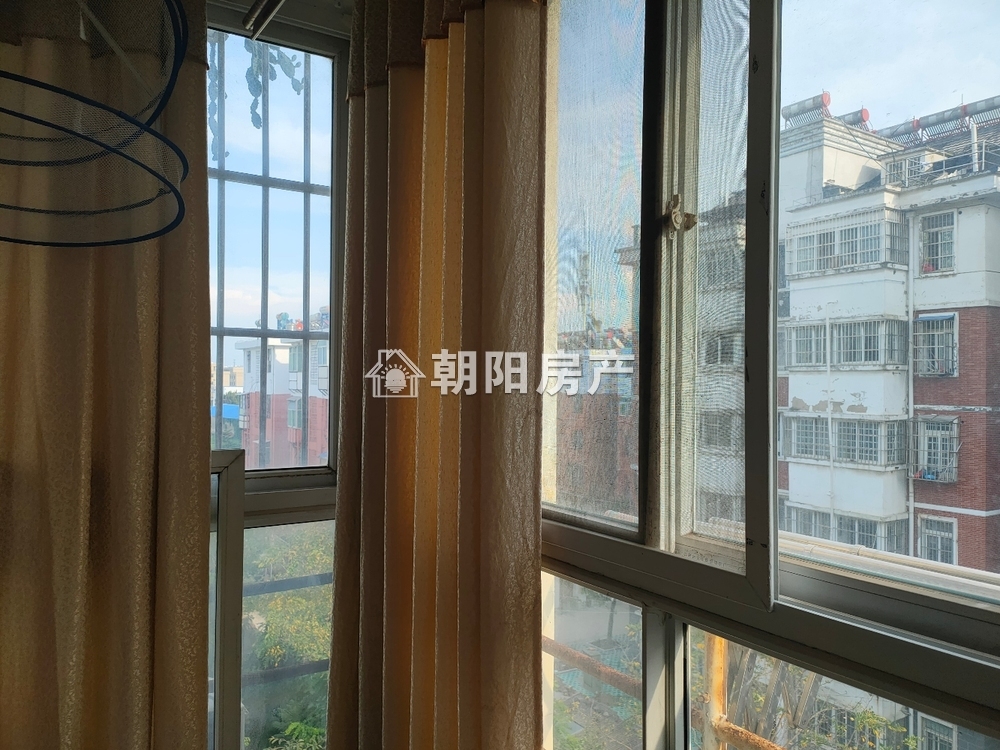 金桥小区 72平 朝南两室精装 满两年 1388元/平