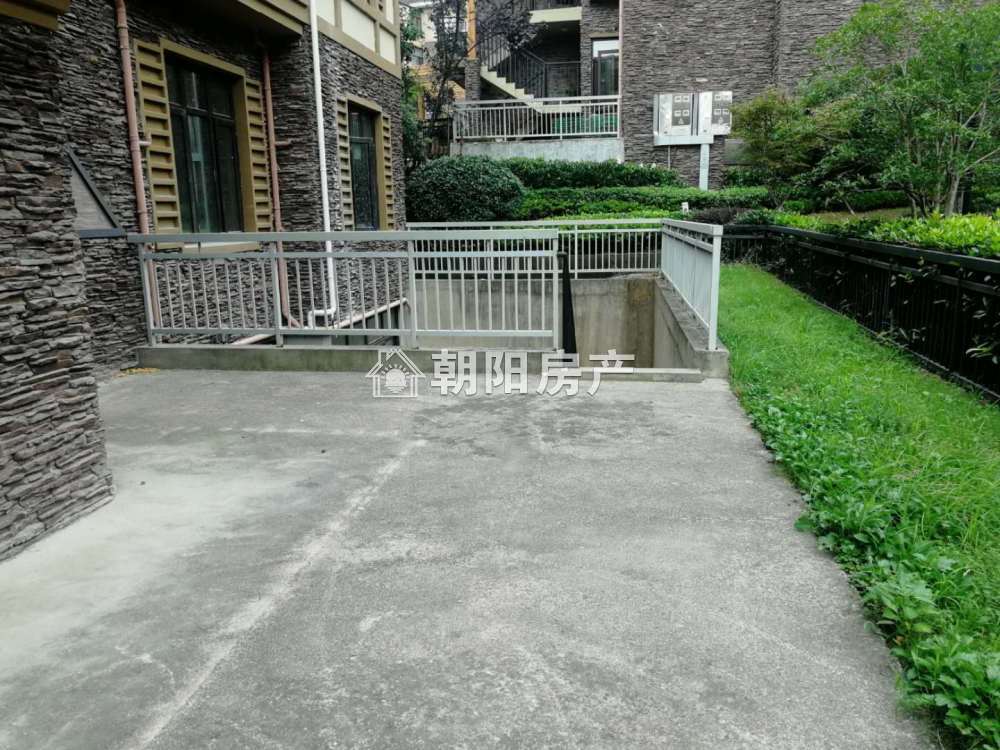 泉山湖龙湾 179平 南向四室叠墅 满两年 学区房免税