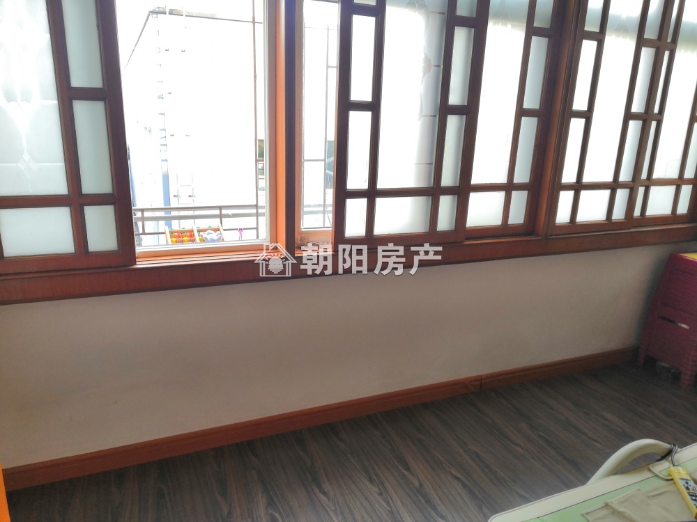 电厂大院 104平 南向精装三室 满两年 交通便利