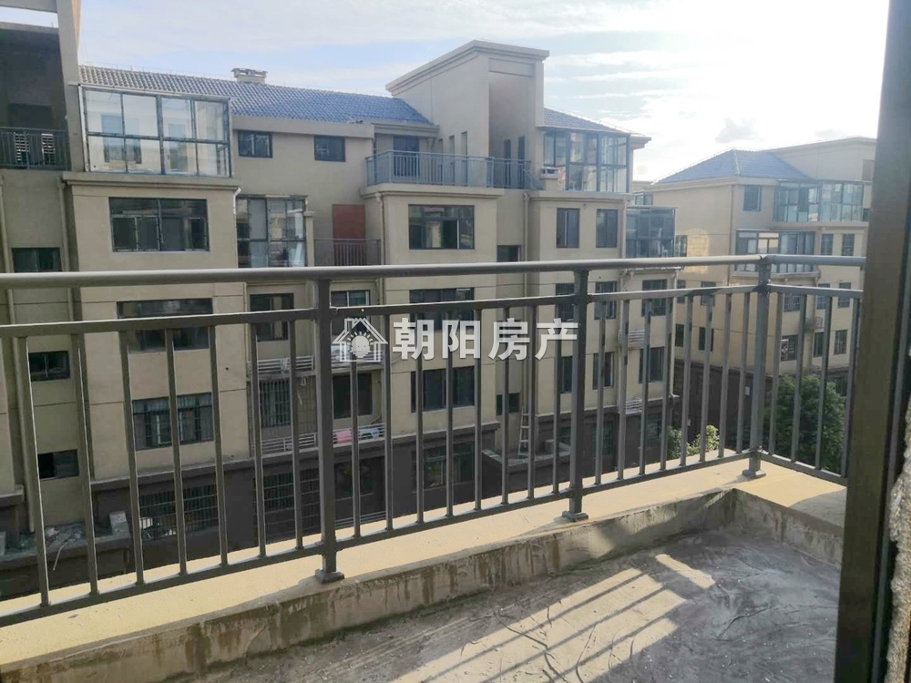 东城国际 133平 朝南三室两卫 2615元/平 毛坯高楼层