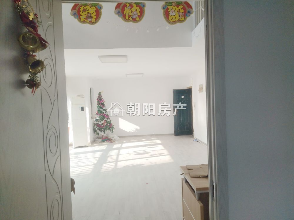 金色大地 156平 朝南三室精装 交通便利