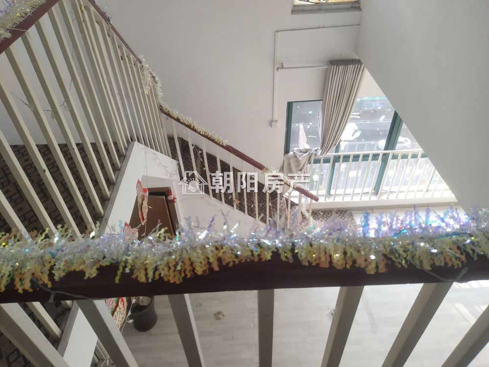 金色大地 156平 朝南三室精装 交通便利