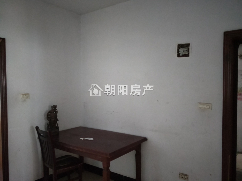商海大厦 81平 南向两室 简装 单价1358元 交通便利
