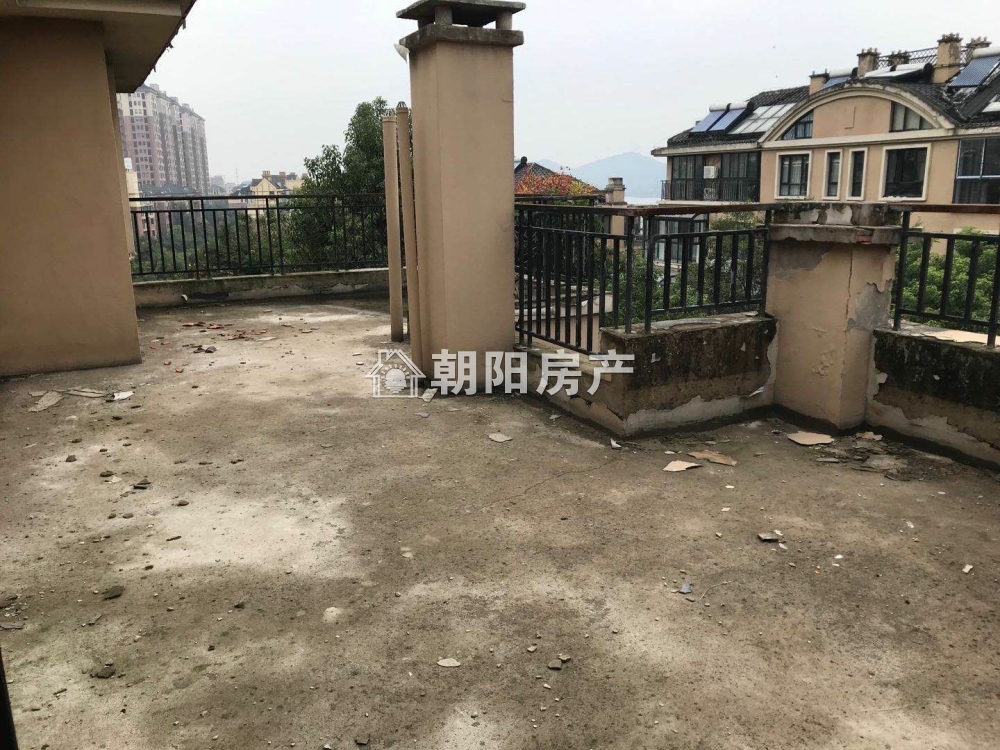 泉山湖A区毛坯4室2厅学区满两年