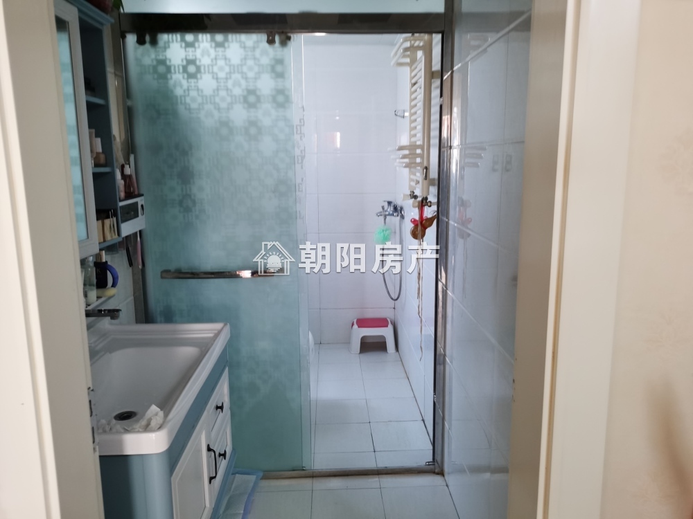 广场小区 88平 南向精装两室 学区房 交通便利